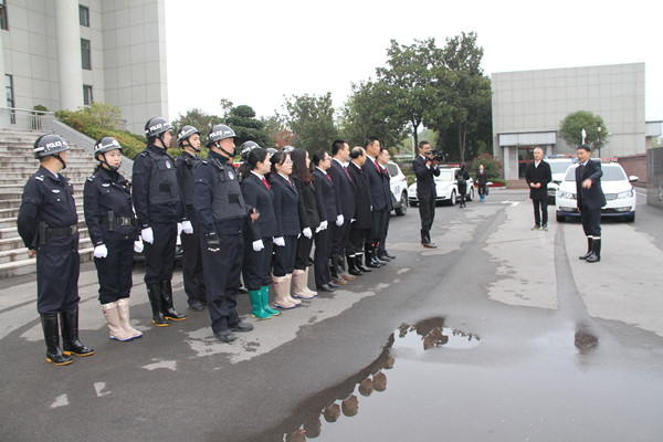 C:\Users\Administrator\Desktop\新闻宣传\11月8日执行土地承包合同按\远安法院 强力执行  鱼塘顺利清退\出发前集合.jpg