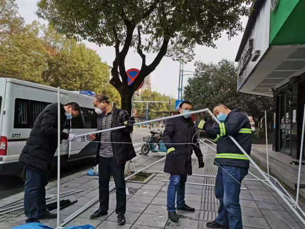 一、刘伟和同事正在搭建帐篷_副本.jpg