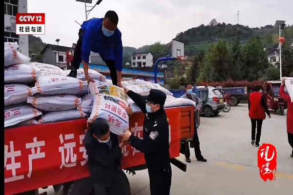 发放肥料.jpg 发放肥料.jpg