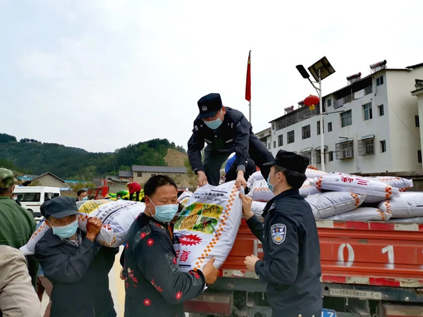 送化肥 助力青峰村复工复产_副本.jpg 送化肥 助力青峰村复工复产_副本.jpg