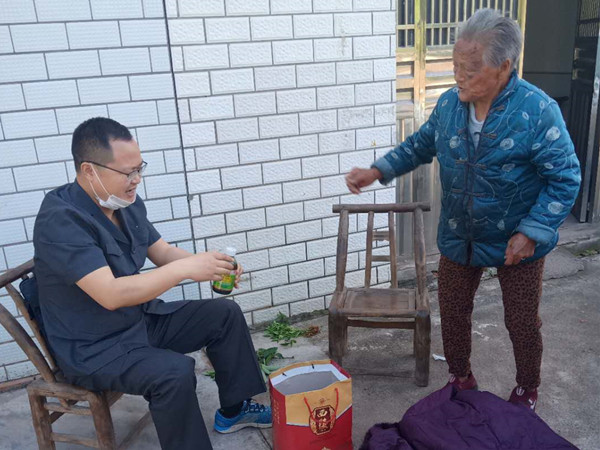 老人主动交出的农药.jpg