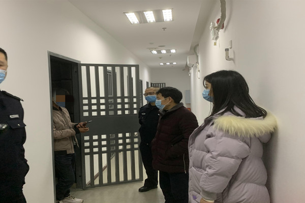 执行法官劝说教育被执行人望某某_副本.jpg 执行法官劝说教育被执行人望某某_副本.jpg
