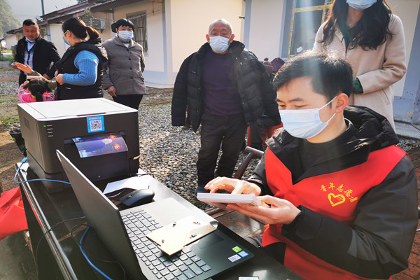 干警为老人制作相框2_副本.jpg 干警为老人制作相框2_副本.jpg