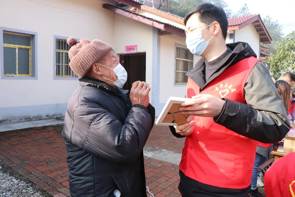 干警为老人制作相框1_副本.jpg 干警为老人制作相框1_副本.jpg