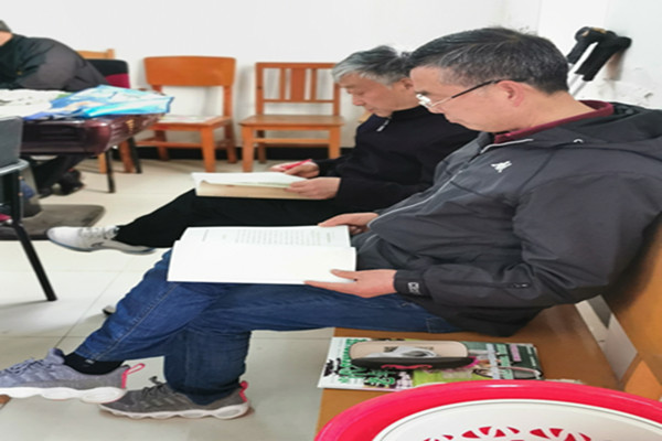 老干部学习党史.jpg