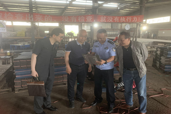 执行干警生产车间察看企业产品2_副本.jpg 执行干警生产车间察看企业产品2_副本.jpg