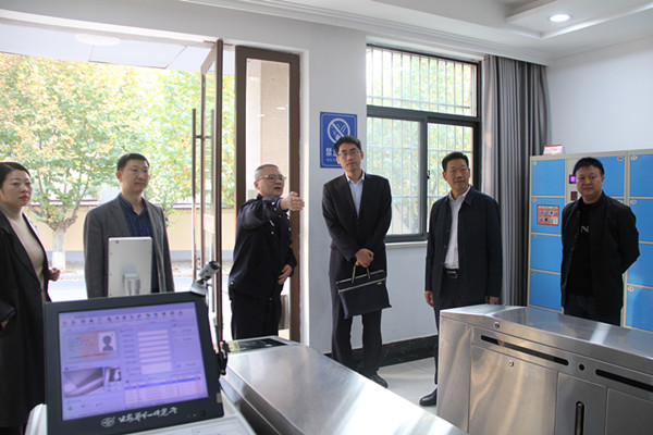 参观安检中心_副本.jpg