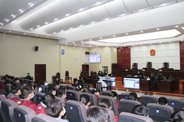 学生观摩庭审1.jpg