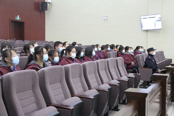 学生观摩庭审2.jpg