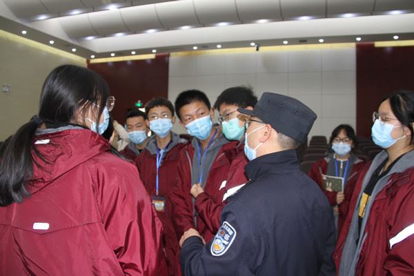 司法警察大队政委刘伟为学生答疑解惑.jpg