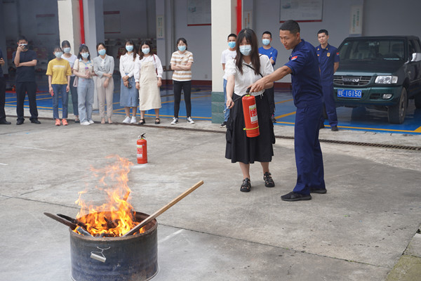 消防员教现场干警使用.jpg