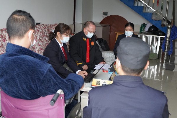 家中审判庭 司法威严也温情已修改.jpg