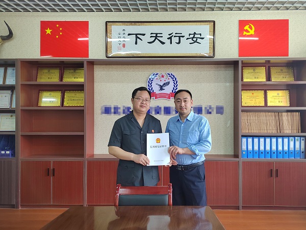 打码党组成员、执行局局长张冬云为企业送信用修复证明书.jpg 打码党组成员、执行局局长张冬云为企业送信用修复证明书.jpg