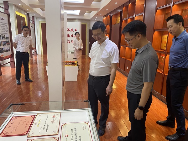 参观荣誉室改.jpg 参观荣誉室改.jpg